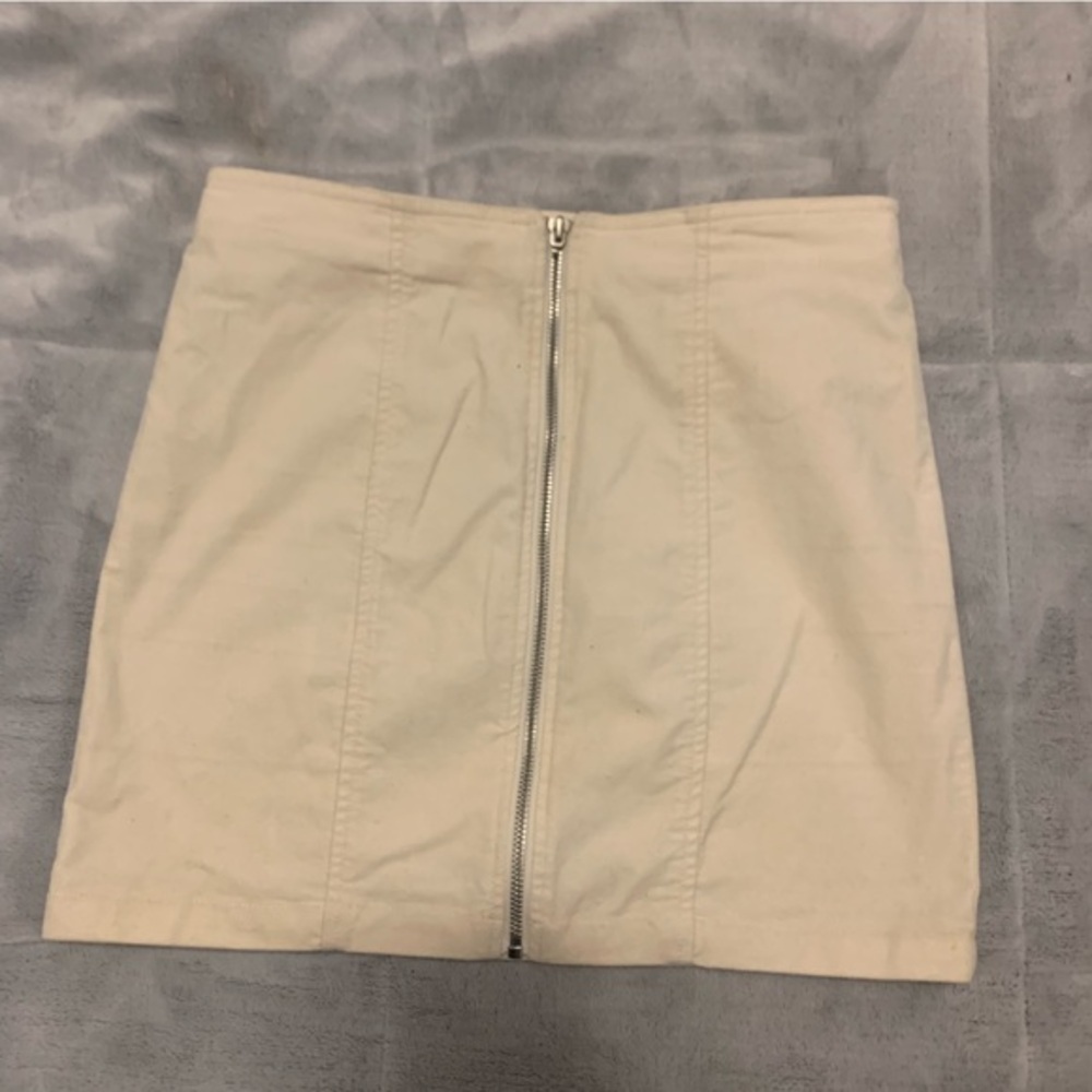 White skirt with zipper detail​​​​​